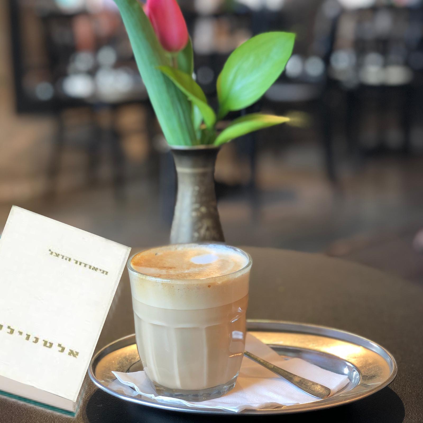 מה הקשר ראשוני בין תל אביב ובית קפה