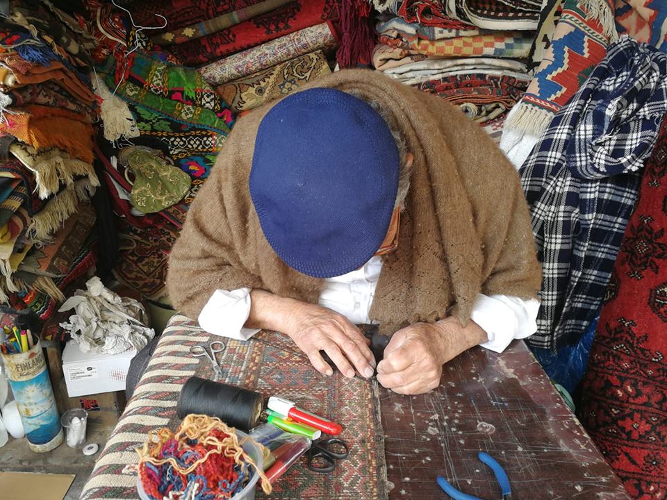 מתקן שטיחים בשוק הפשפשים