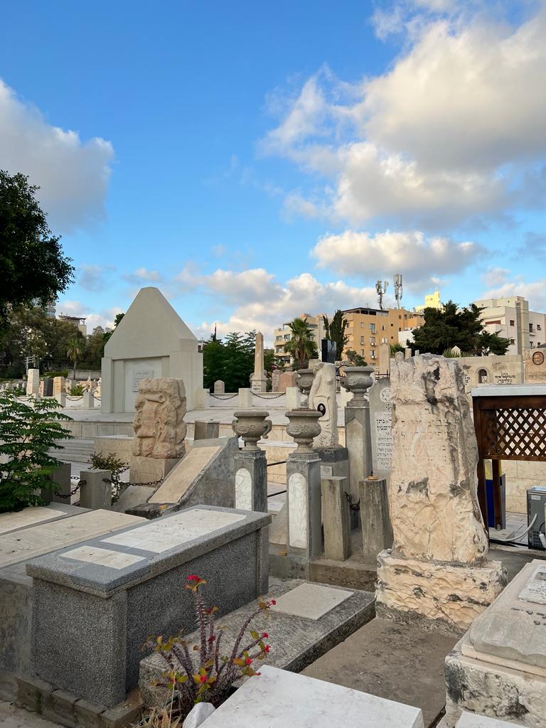 סיור בבית הקברות טרומפלדור תל אביב