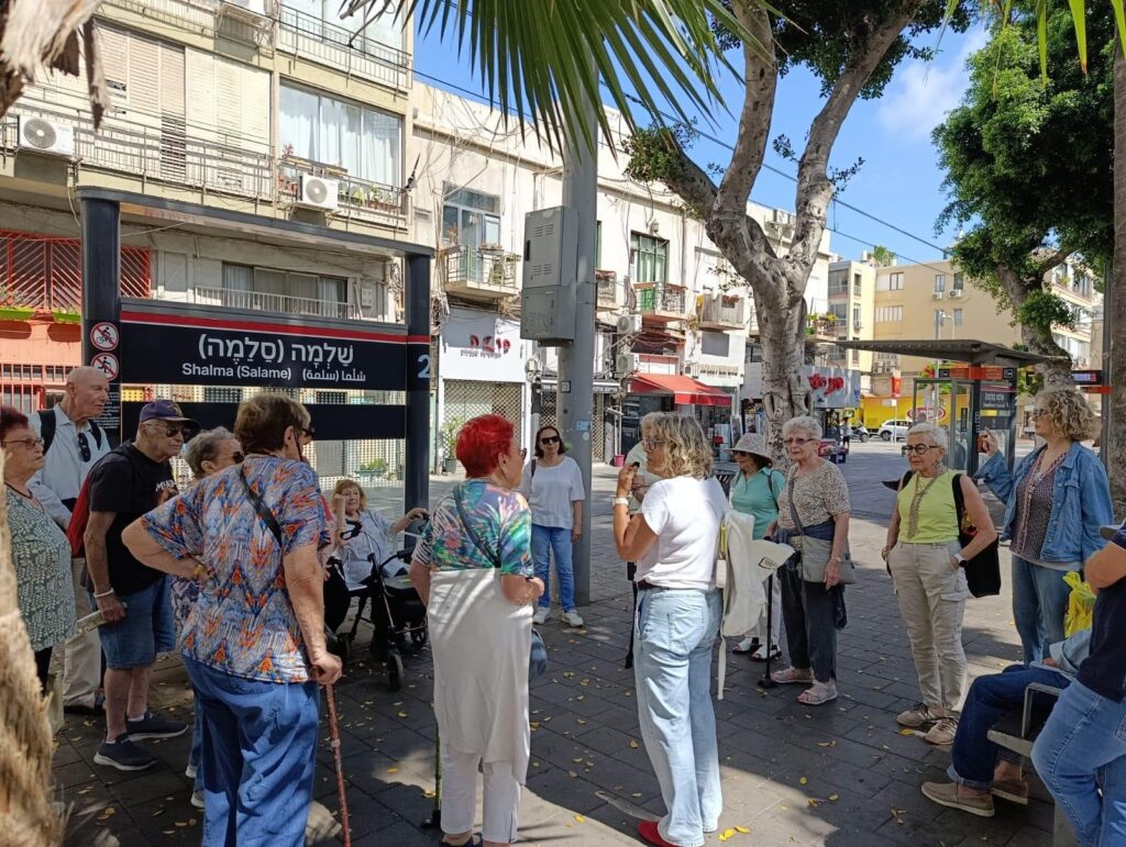 סיור גמלאים ברכבת הקלה בתל אביב
