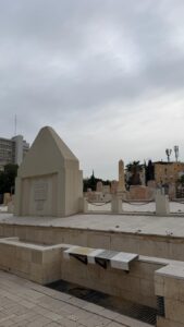 סיור בבית הקברות טרומפלדור בתל אביב