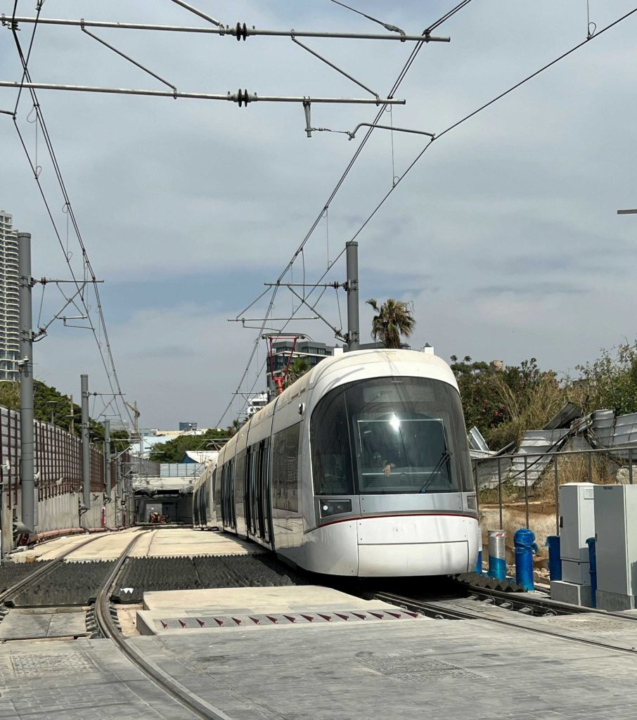 הרכבת הקלה והקו האדום