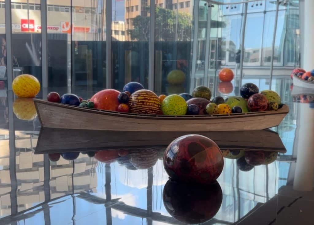 אמנות צ'יהולי בתל אביב