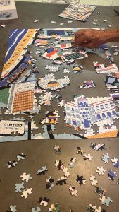 מ י ישים את החתיכה האחרונה? פאזל תל אביב 1000 חתיכות מתנה מושלמת לחגים ולמשפחה