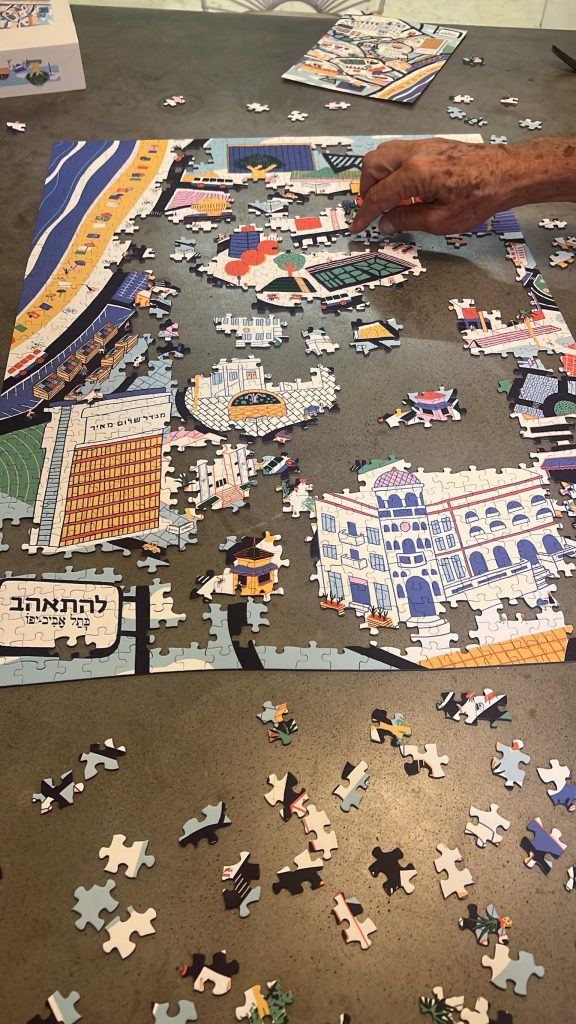 מי ישים את החתיכה האחרונה? פאזל תל אביב 1000 חתיכות מתנה מושלמת לחגים ולמשפחה