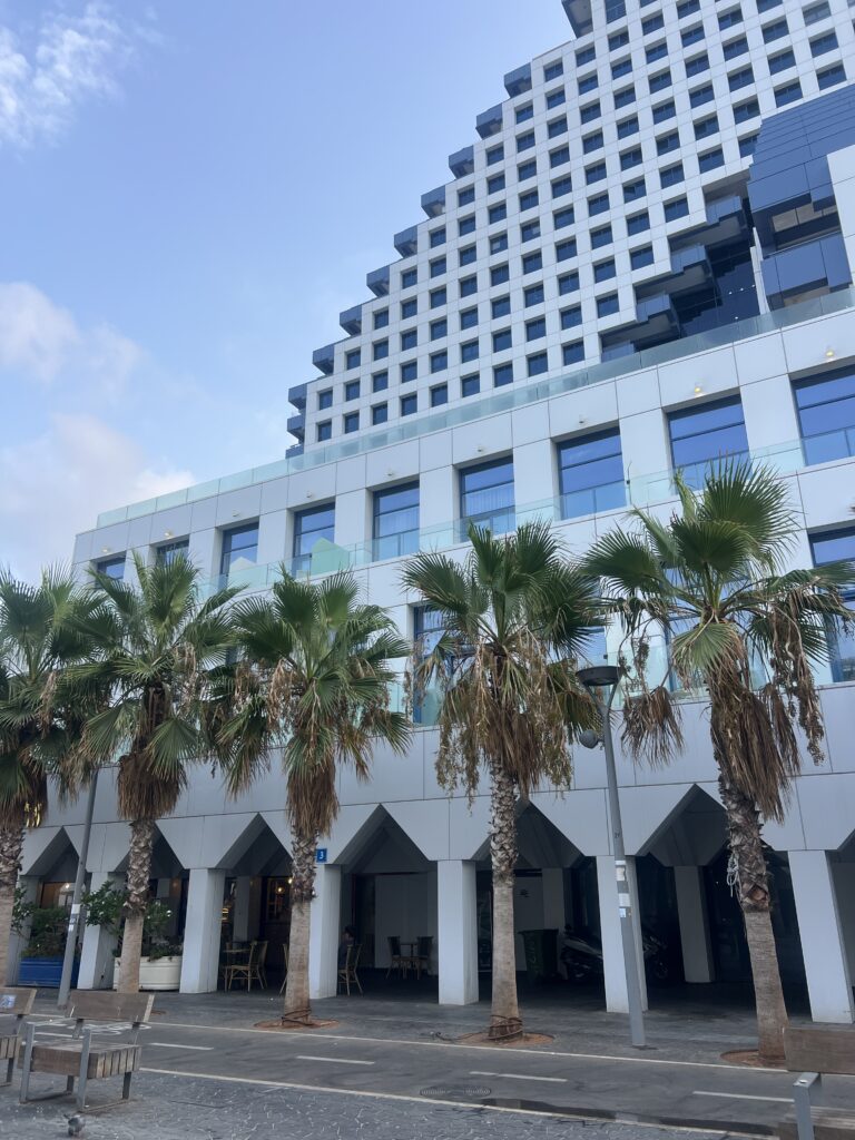 בנין האופרה כיכר הכנסת מחווה לקולנוע קסם