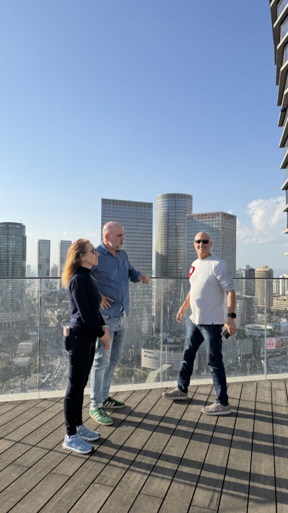 מגדל תוהא עם המנכ"ל ערן ועם יפעת וארז יצקן