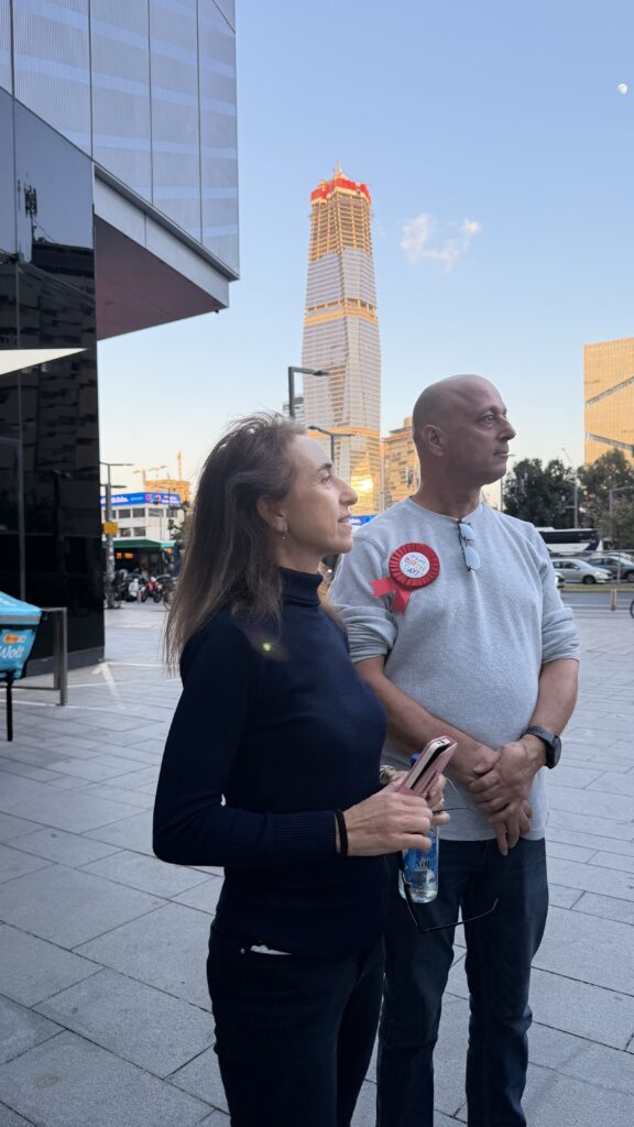 ארז ויפעת יצקן בפגישה עם מנדי ממשרד אדריכלים משה צור וסיפורו של מגדל עזריאלי שרונה