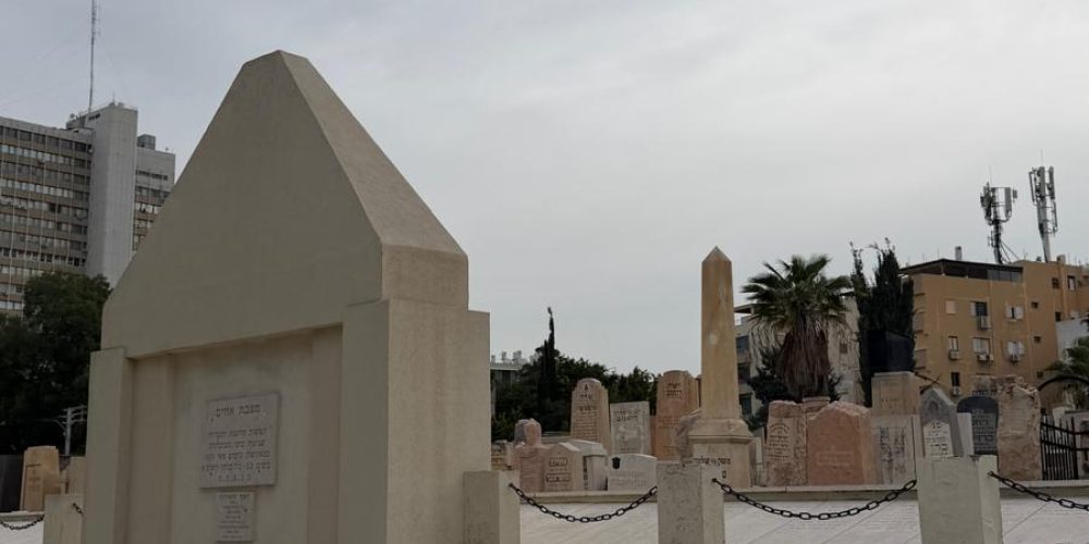 סיור בבית הקברות טרומפלדור בתל אביב