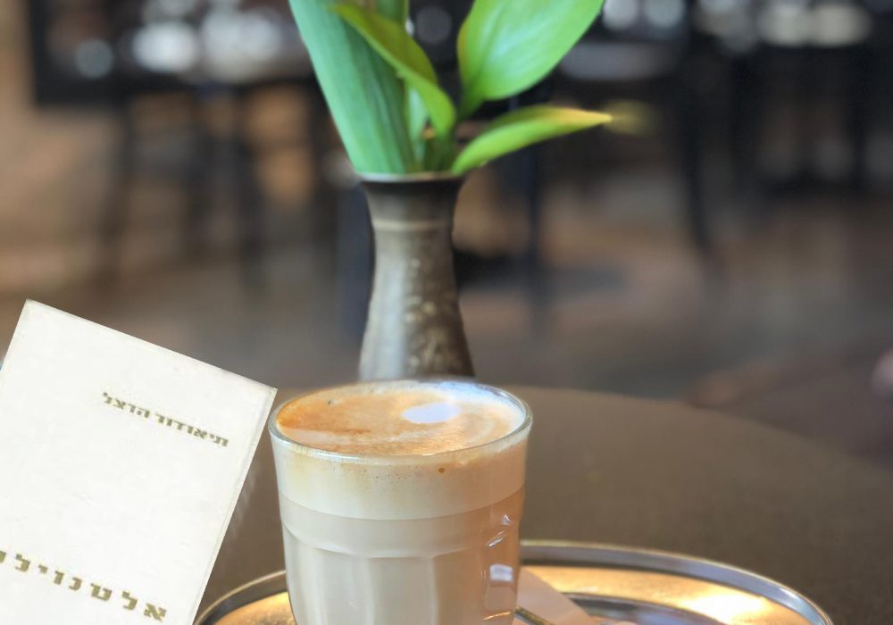 מה הקשר ראשוני בין תל אביב ובית קפה