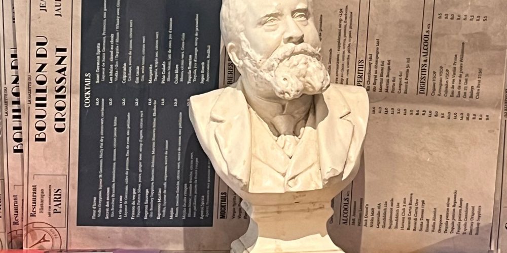 פינת ההנצחה לז'אן ז'ורס בבית הקפה בו נרצח בפריז
